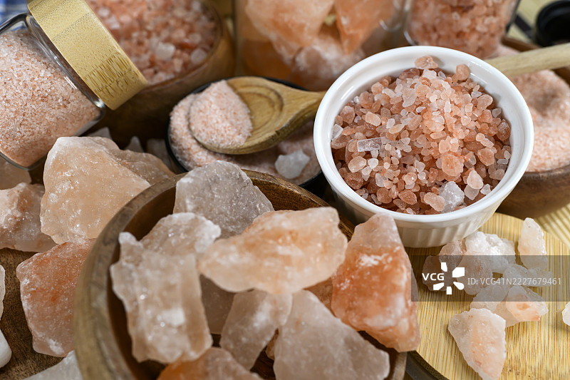 喜马拉雅盐 - 各种类型和尺寸的盐在桌子上 - 特写镜头图片素材