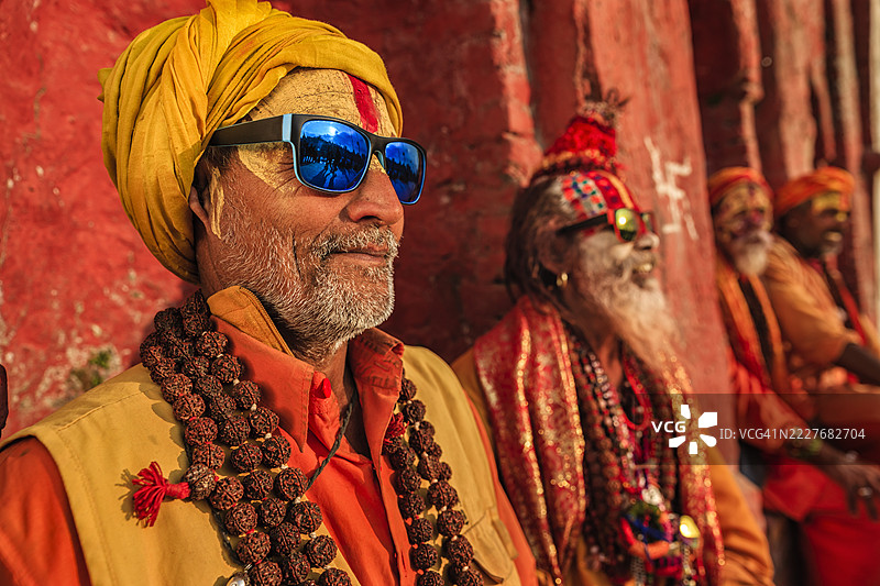 印度圣人坐在寺庙里图片素材