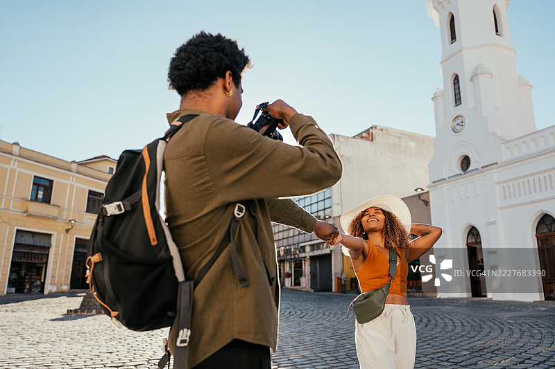 旅游情侣用相机记录他们的旅行图片素材