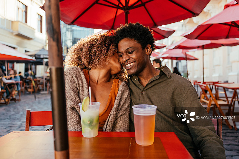 游客情侣在市中心的酒吧里喝啤酒图片素材