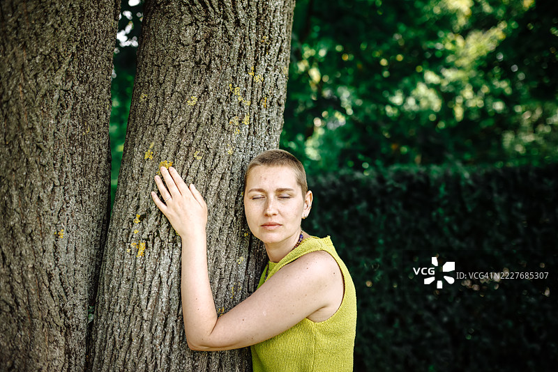 在恢复期间与自然的触觉连接，充电的能量时刻图片素材