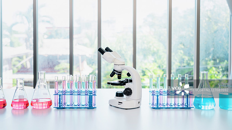 科学研究概念，整齐的实验台用于精确分析。图片素材