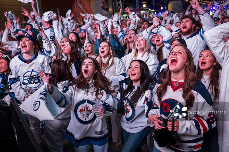 粉丝们在白色狂欢街头派对上对屏幕播放的比赛反应热烈图片素材