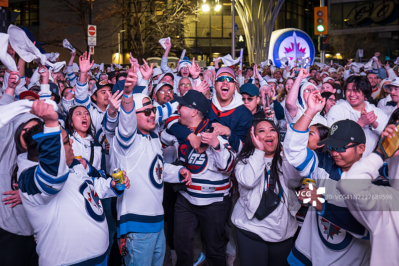 球迷们在白色狂欢街头派对上庆祝进球图片素材