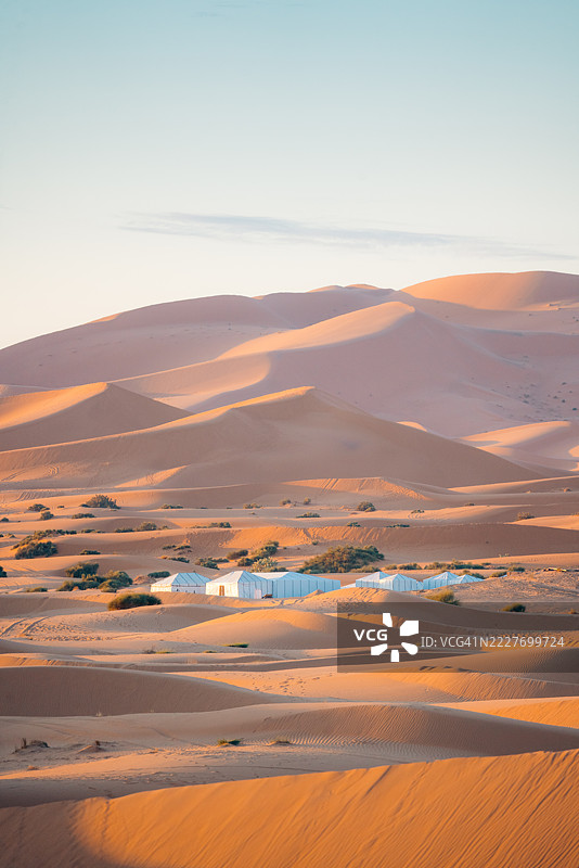 摩洛哥梅尔祖卡的撒哈拉沙漠营地日出时分。图片素材