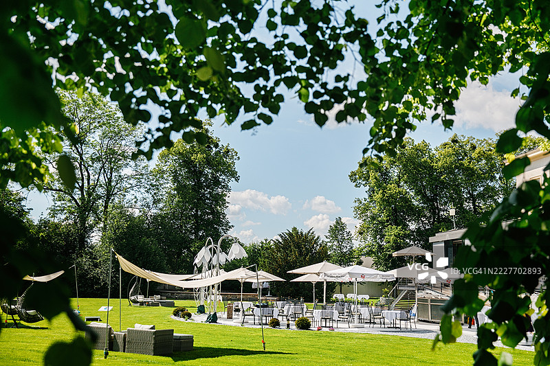 户外婚礼当天，餐厅露台已准备好迎接客人的到来。图片素材