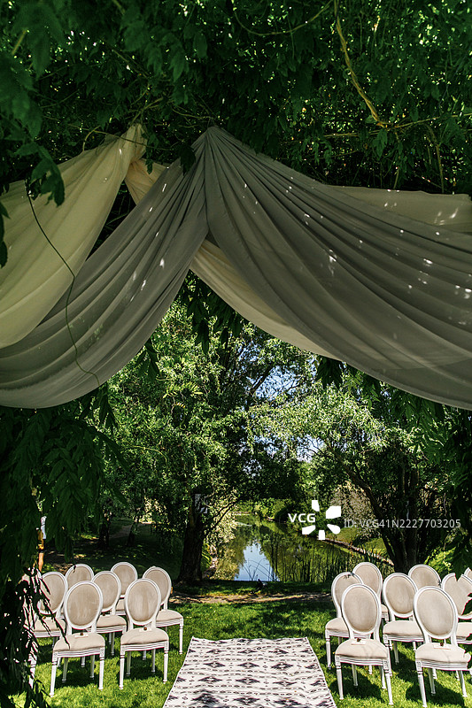 优雅的户外婚礼仪式场地。图片素材