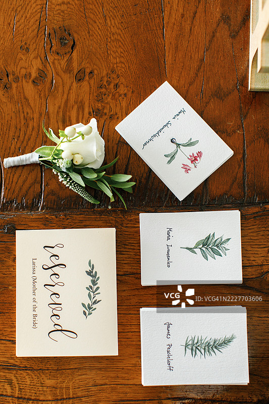 新娘亲手制作的精美卡片为婚礼筹备增添了个人化和难忘的元素。图片素材