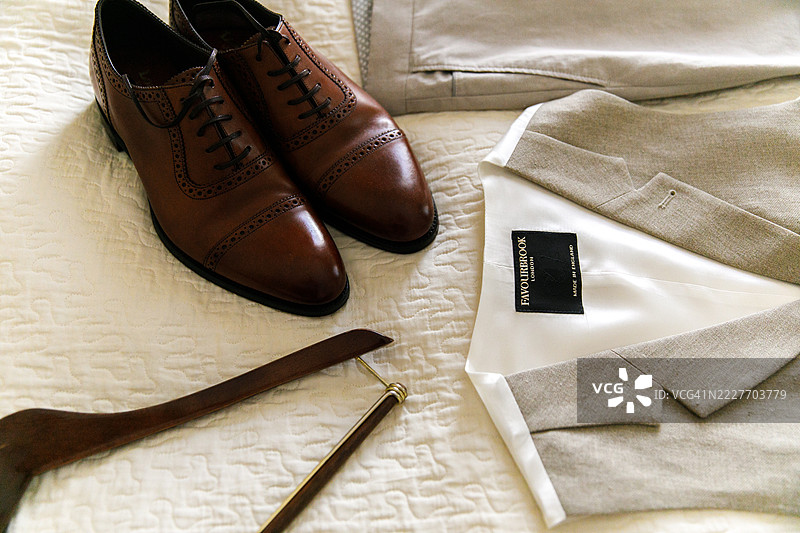 新郎的节日服装在仪式前准备好。婚礼准备。图片素材