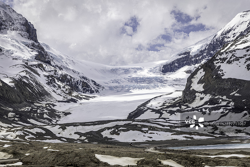 加拿大阿尔伯塔省贾斯珀国家公园的阿萨巴斯卡冰川春季景观图片素材