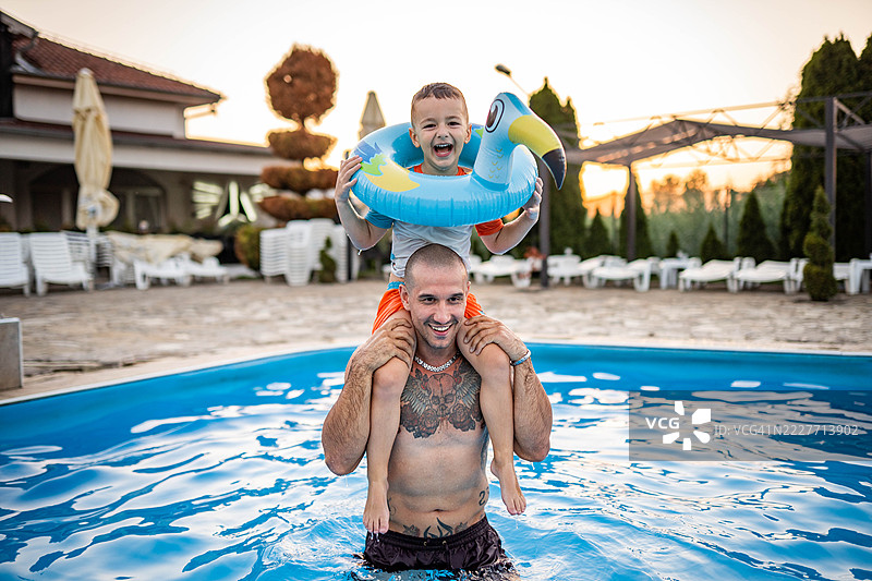 日落是游泳的最佳时机图片素材