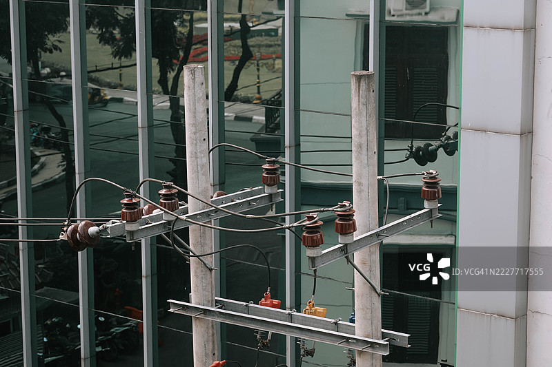 电线杆上的电力线图片素材