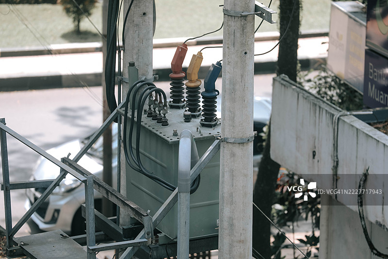 一个带有电线的电气箱图片素材