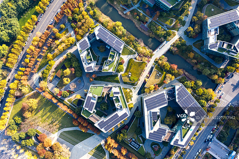 现代建筑的鸟瞰图，屋顶安装了太阳能发电设备图片素材