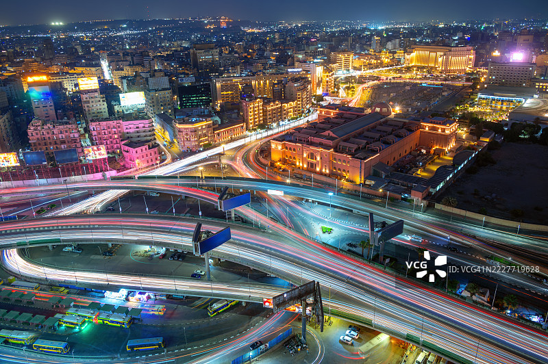 夜晚开罗充满活力的城市景观与交通灯光轨图片素材