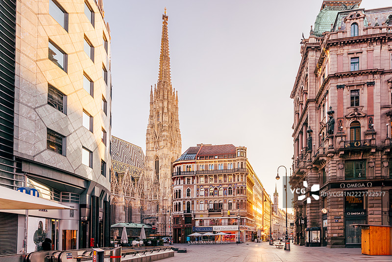 维也纳，奥地利的圣斯蒂芬大教堂和斯蒂芬广场在阳光明媚的日子里图片素材