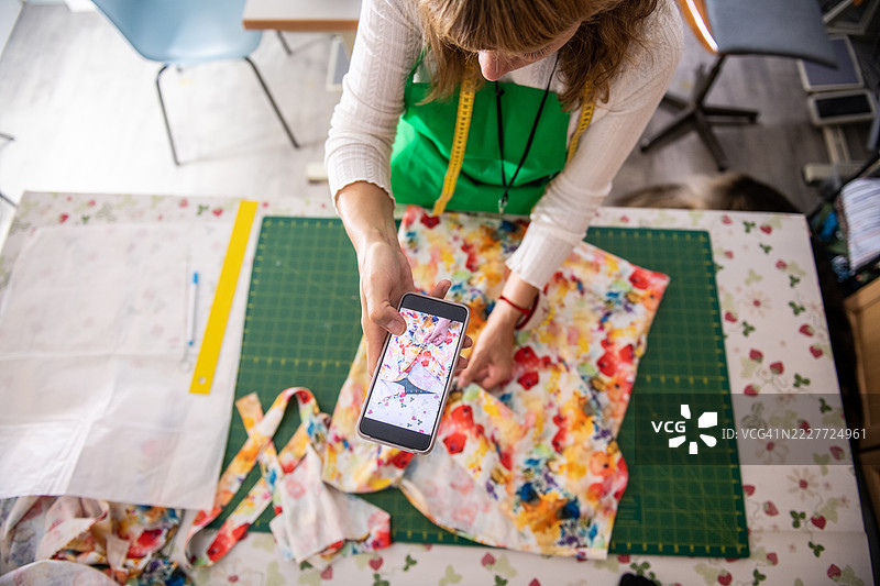 缝纫车间里的女裁缝图片素材