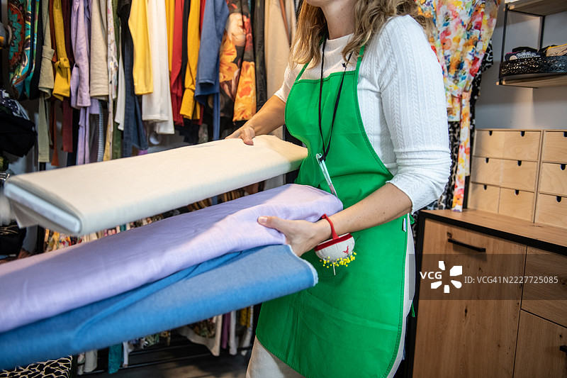 女裁缝在挑选缝纫材料图片素材