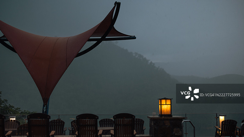 从低角度看建筑与天空，阿什维尔，北卡罗来纳州，美国图片素材