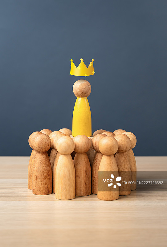 人群中的领袖，戴着象征权力的金色王冠，领导力、影响力、权威、主导地位，领导者在引导一个团体或社会中的角色，乌克兰图片素材