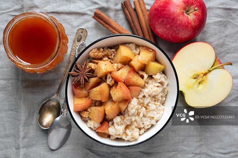 香料苹果核桃燕麦粥图片素材