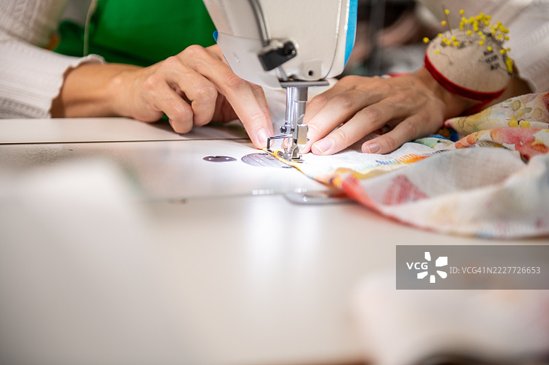 缝纫车间里的女裁缝图片素材