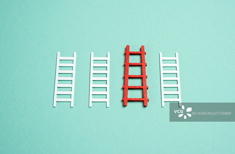 红色梯子在其他梯子中格外显眼 最佳选择和计划的概念 商业信用 最有效的计划或最佳解决方案，乌克兰图片素材