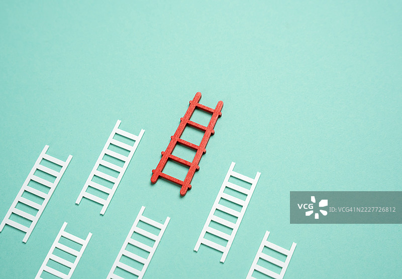 红色梯子在所有白色梯子中脱颖而出 最佳计划 成功的阶梯 卓越、职业发展、明智的选择，以及在竞争环境中的成就，乌克兰图片素材