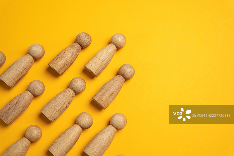 金字塔层级中的人物形象 一组呈楔形的团队 统一、纪律、领导力、团队组织、团队结构、统一或指挥链，乌克兰图片素材