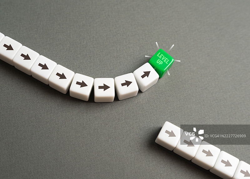 将其提升到一个新的水平 在工作中获得晋升 过早获得晋升 在没有准备的情况下迅速上升 在职业环境中向上发展的雄心与风险，乌克兰图片素材