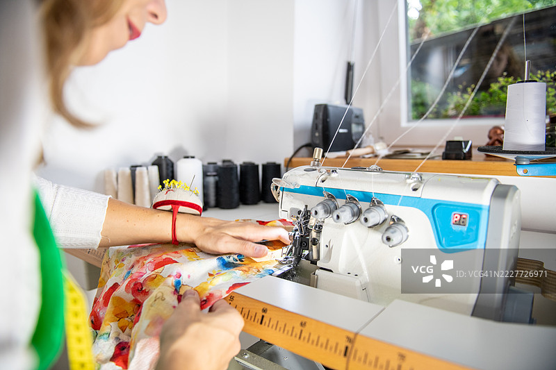 缝纫车间里的女裁缝图片素材