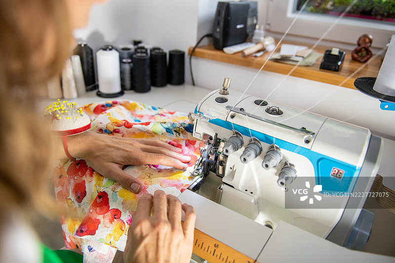 缝纫车间里的女裁缝图片素材