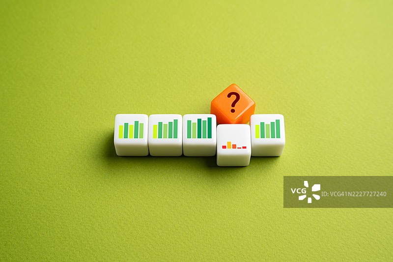 一个未知因素正在拖累经济和生产力指标 政策失误、市场不确定性 生产力和GDP意外下降 反危机措施、乌克兰图片素材