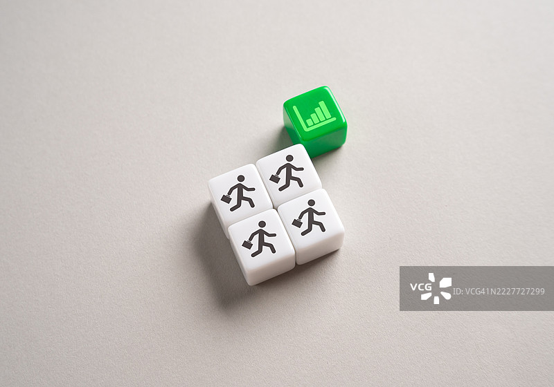 劳动力迁移到薪资更高的工作 寻求更好的工资和职业发展 薪资差异、改善生活水平以及对合格专业人才的需求，乌克兰图片素材