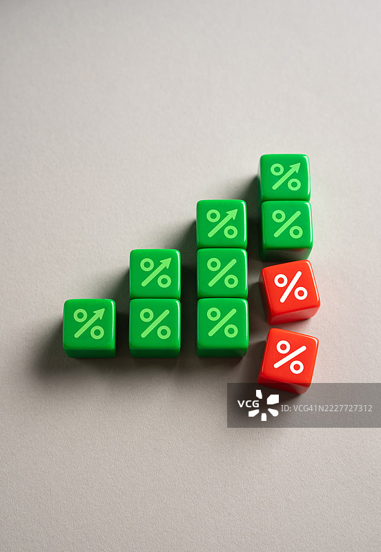 股票和指数价格的快速下跌 股票市场崩溃 股票价值和利率的突然下降，金融不稳定 投资者恐慌，经济衰退，乌克兰图片素材