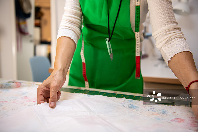 缝纫车间里的女裁缝图片素材