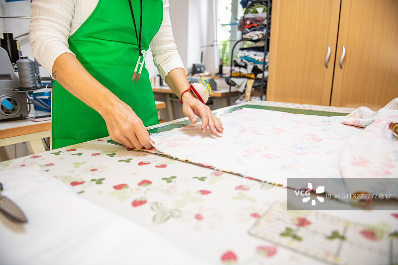 缝纫车间里的女裁缝图片素材