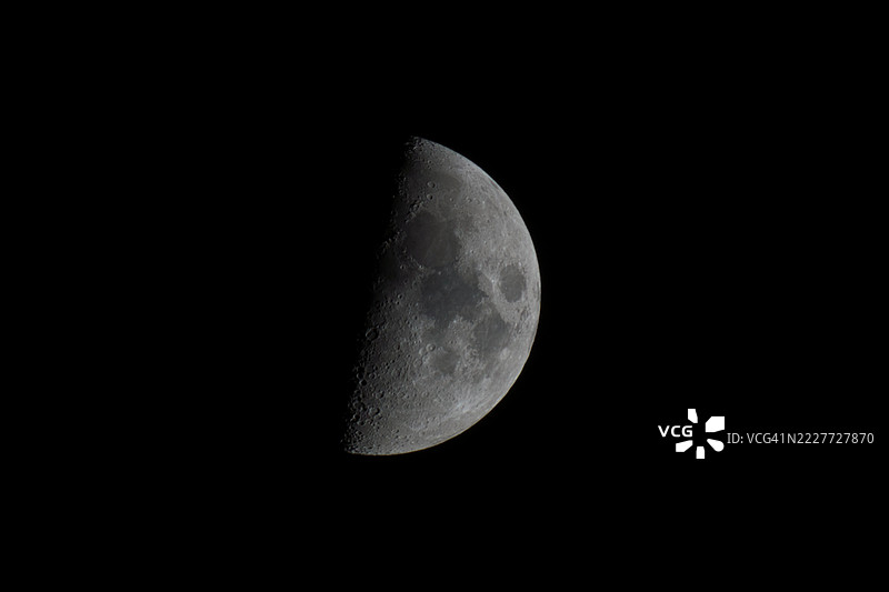 夜空中低角度视角的月亮，美国图片素材