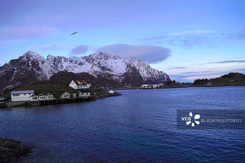 挪威诺尔兰的建筑旁湖泊的美丽景色与天空相映成趣图片素材