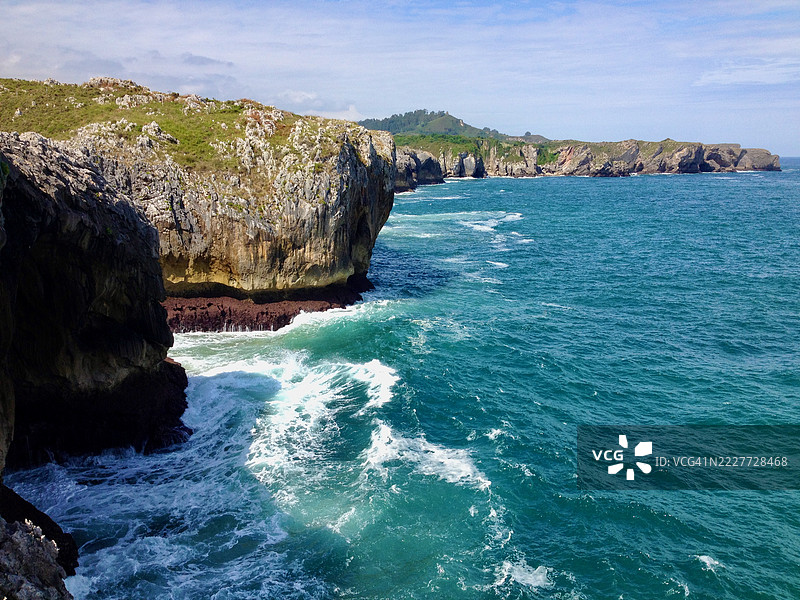海洋与天空的美丽景色，西班牙阿斯图里亚斯公国的拉纳斯图片素材