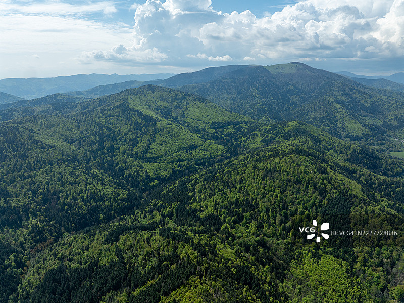 法国大东部地区坦恩的天空下风景如画的景观图片素材