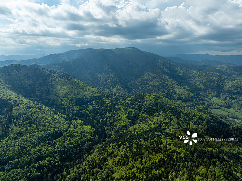 法国大东部地区坦恩的天空下风景如画的景观图片素材