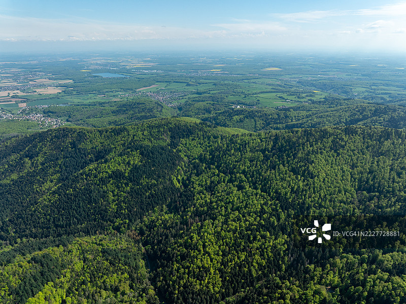 高角度视图的树木与天空的风景，法国大东部地区的坦恩图片素材