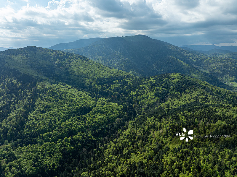 法国大东部地区坦恩的天空下风景如画的景观图片素材