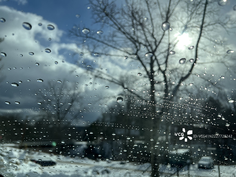 雨季期间，佛蒙特州的湿润窗户特写图片素材
