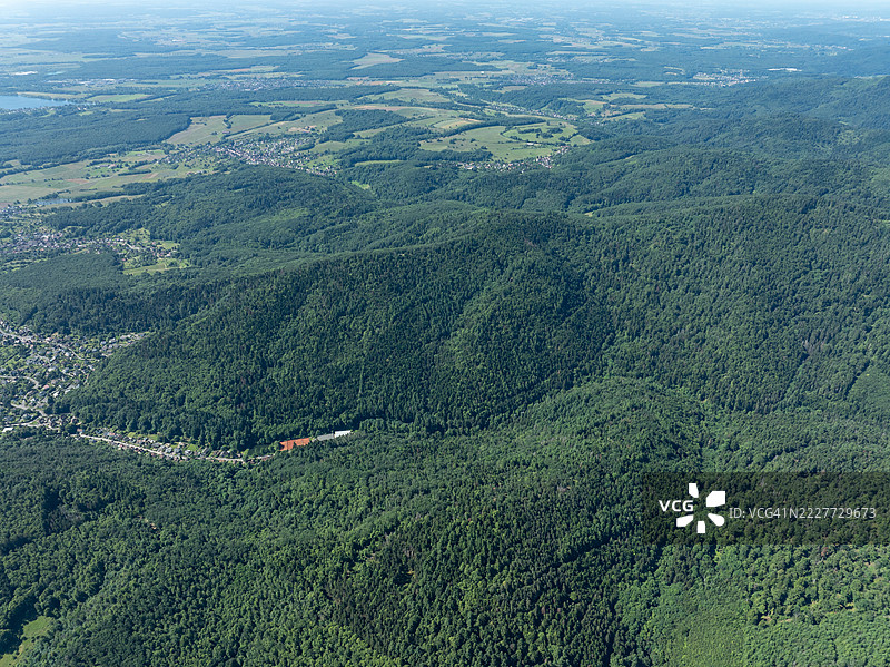 法国大东部地区坦恩的田野上树木的高角度视图图片素材