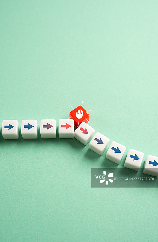 限制大幅改变计划 工作速度和生产力下降 禁令和拒绝 监管变化、工作场所政策或不可预见的障碍迫使调整，乌克兰图片素材