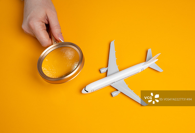 一名女性用放大镜检查一架客机 航空公司飞行员的质量和技术检查 维护检查 航空质量保证，乌克兰图片素材