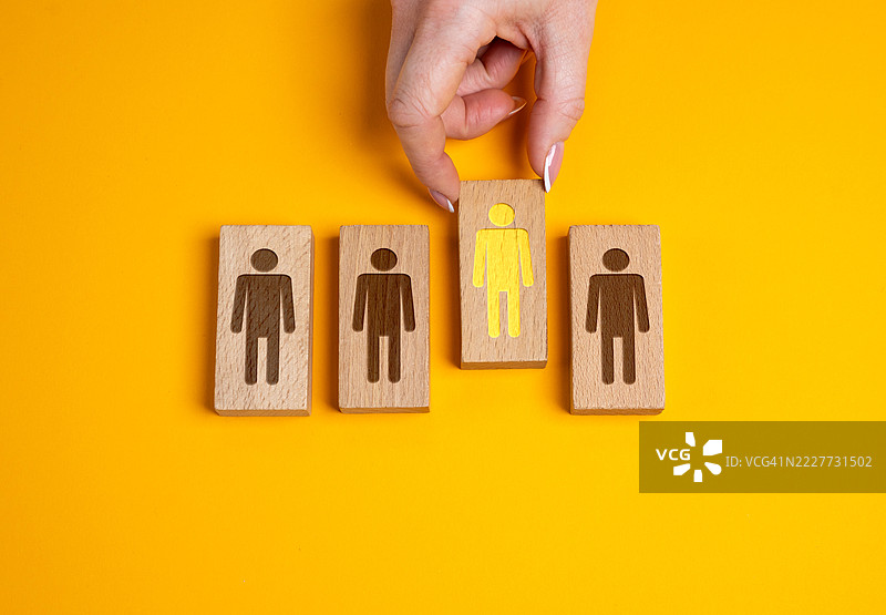 一只手从提供的选项中选择一个人形象 人才搜索的概念 员工选拔 选择最合适的候选人 招聘、猎头、企业晋升、乌克兰图片素材