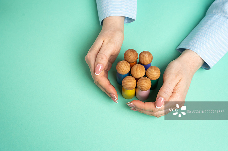 双手保护一群人类形象 社会保护概念 社区支持与保护弱势群体 关爱、安全与社会责任 乌克兰图片素材